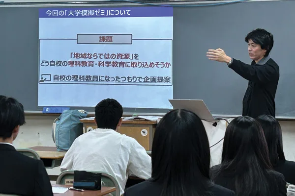 「先生になったつもりでどんな授業を作るか」と生徒に問いかける仲野准教授