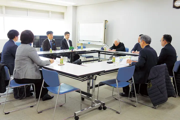 地方の特色をPRする各県大阪事務所のトップら＝大阪市北区中津の週刊大阪日日新聞社