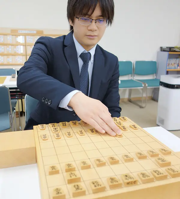 豊中市内で将棋教室を主宰する指導棋士の來海さん