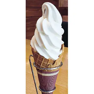 食後には、滋賀県産の牛乳を使った「ミルクソフトクリーム」(400円)でほっとひと息