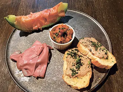 おまかせでオーダーもでき、その日の旬の食材で色々作ってくれる。写真は、高知県産マスクメロンと生ハム、ホルモントマト煮込みなど