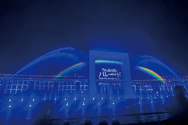 ナイトショー「アオと夜の虹のパレード」より。幻想的な演出が夜の万博を彩る