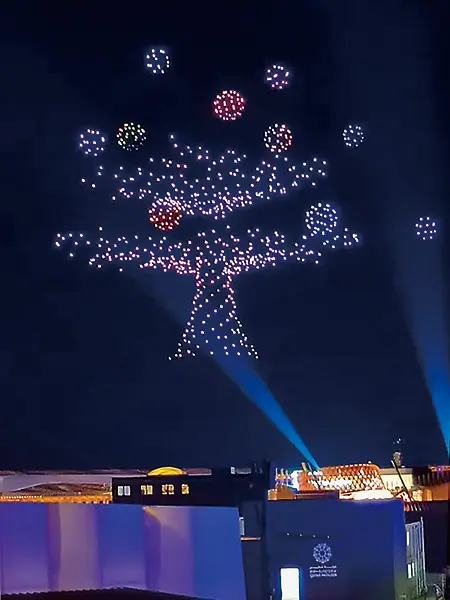 夜空に咲く〝光の樹〟。大阪・関西万博の会場で披露されたドローンショーでは、無数の光が一体となって幻想的なツリーを描き、来場者を魅了した。