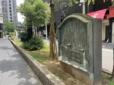 川を挟んだ北の歓楽街を「曽根崎新地」、商業地として発展した南を「堂島新地」と呼んだ。1909(明治42)年の北の大火で架けられた橋の多くが焼失