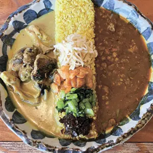 ツウな2種1300円(税込み)
限定メニュー ゴロゴロチキンと香るマイタケの出汁クリームカレー
レギュラーメニュー もち豚醤油キーマ