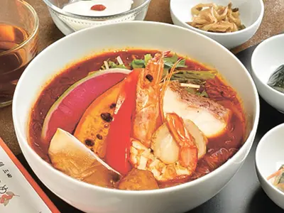 薬膳海鮮麻辣湯春雨(小鉢3種、中国茶、デザート付き)1800円(税込み)