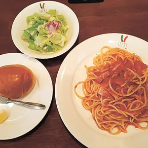 開店以来、実質値上げなし ランチAセット850円(税込み)ぱん・サラダ・珈琲付き