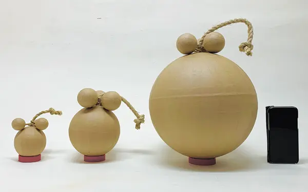 左から3号5号10号玉。右端は大きさ比較のためのスマホ