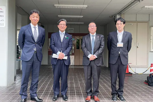 物件を視察した（左から）長栄の舩井渉社長、松井市長、奥野執行役員、京都市の伊藤担当局長