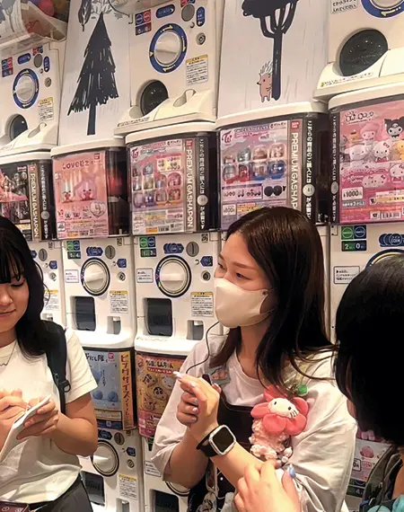 ガチャガチャの森 スタッフにインタビューの様子