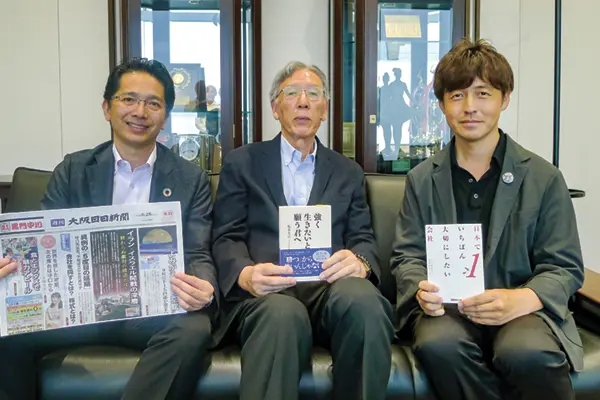 （左から）学会OB・OG会の前川正敏会長、坂本氏、U.K.
