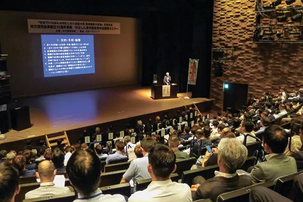 本紙取材後に行われた若手経営者セミナーで講演する坂本氏
