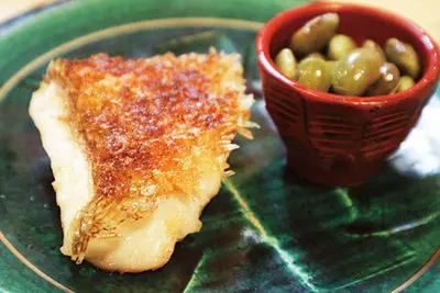 白甘鯛の鱗焼きは油をかけてうろこを起こしてから焼くことで、皮がパリッパリに。スマホ撮影なんかしてないで、アツアツのうちに食べるべし。