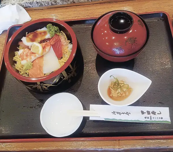 ちらし寿司定食 935円