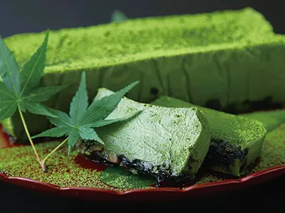 エスプレッソ黒豆餡の抹茶チョコテリーヌ1本2980円~。ホワイトチョコベースの生地に抹茶、黒豆煮を加えて蒸し焼きに。超っっ濃厚!