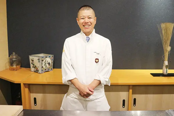 「ここ友達の家だったっけ」と錯覚させるほどフレンドリーな白石さん。「コースは量を減らして食材のグレードアップもOKです」