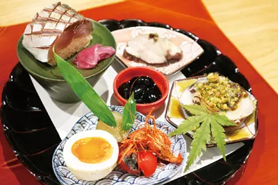 コースは前菜2~3品、八寸、揚げ物or焼き物、一品料理2種、パン、パスタ、肉料理、土鍋ご飯、デザートと13皿ほどで1万6000円(税・サ8%別)。八寸の内容も季節で変わる
