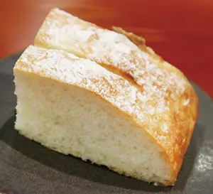 自家製のチャバタ。「お替りできますが、お腹に余裕を!」と警告