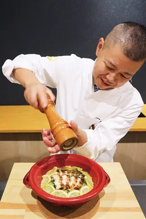 土鍋ご飯。この日は穴子と胡瓜。目の前でオリーブオイルをひと回しし、大谷翔平バリにペッパーミルをガリガリッと