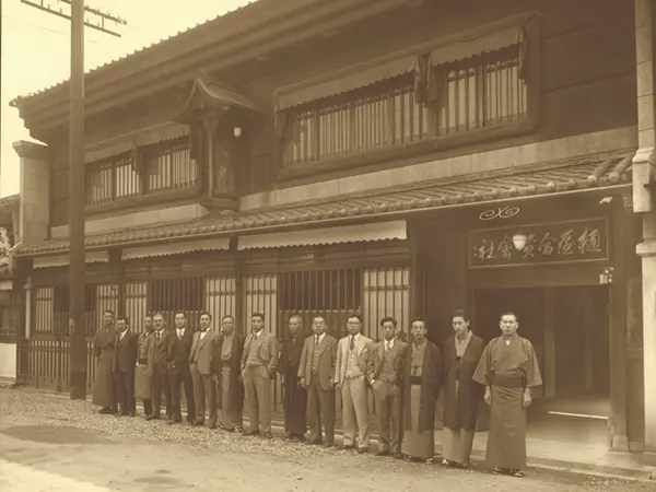樋屋合資会社1930(昭和5)年ごろ旧社屋玄関前にて