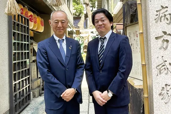 (左)森下仁丹株式会社 森下雄司社長、(右)樋屋製薬株式会社 坂上聡太社長。少彦名神社にて対談。