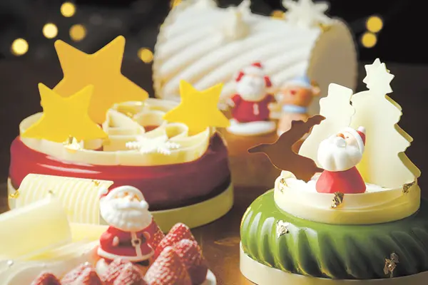 (奥から)ブッシュ・ド・ノエル、ルージュ、ピスタッシュ、ノエル・ドリエン