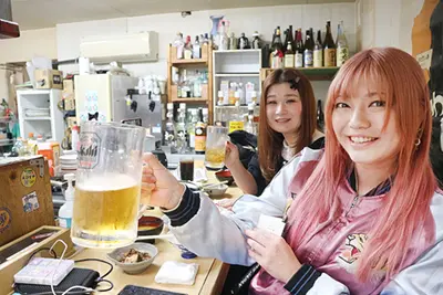 動画配信中の青白ネコたん＆さわでぃあ。みんな、若いのにとっても礼儀正しい