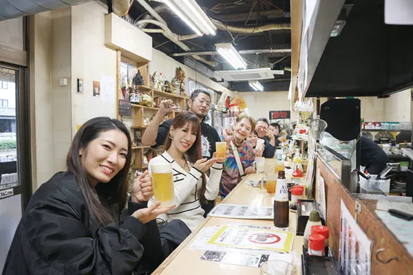 「新聞出んで！」の一声で昼間から集まった皆さん。中央のいかつい男性が森澤さん