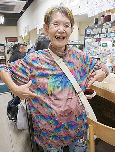 近所のホルモン店「レディゴー」で働く76歳の〝おばちゃん〟。自分の顔で埋め尽くしたTシャツが強烈！