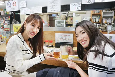 店にはいつも美女がいる。右はベビーカステラ「双子堂」社長のルカちゃん、左はモデルのマンキちゃん