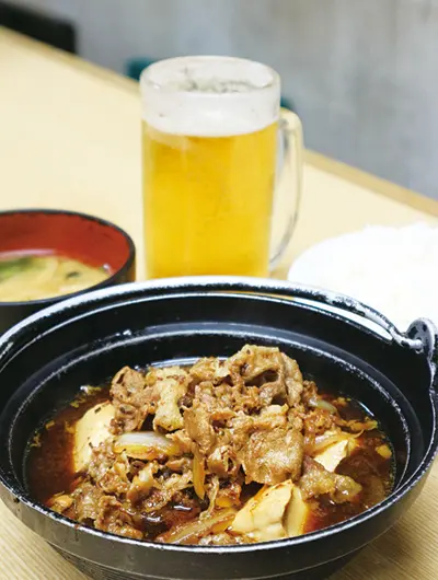 肉豆腐605円。モーニングランチのセットにすると935円。酒は焼酎、日本酒などから選べ、生ビールはプラス110円