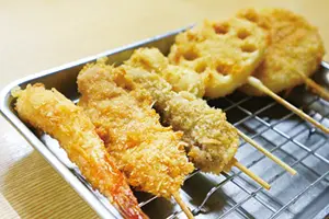 串カツ盛り合わせ715円。ラードで揚げるから香ばしい