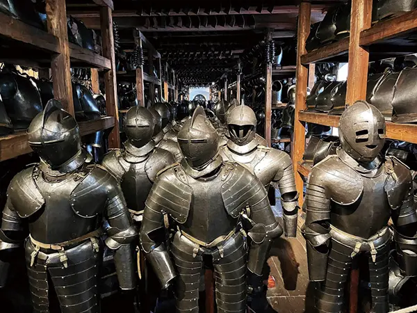 約3万2千点の武具は、すべてが未使用