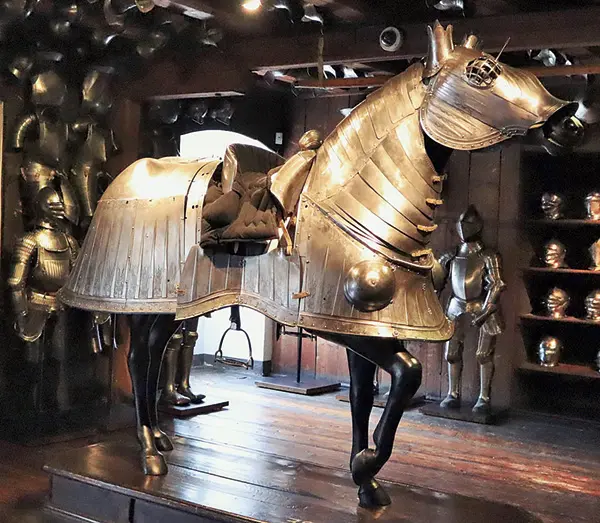 馬用の鎧。重さは約40㌔。そこに20㌔超の鎧を着た騎士が乗るため、戦馬には相当な負担だった