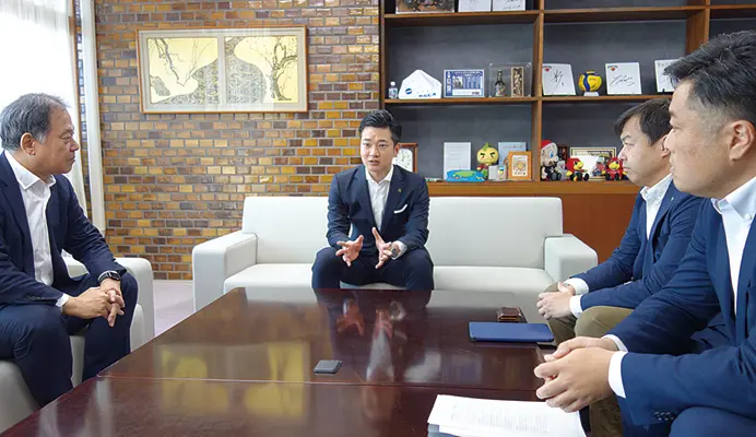 まちの将来について語り合う(左から)奥野社長、原田市長、村木総支配人、家入リーダー=10月30日、箕面市役所