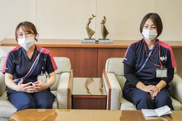 インタビューに答える堀さん(右)と阪口さん