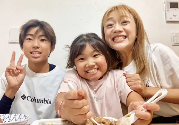 とある休みの日。娘がアイスを作ってくれ、家族で食べた時の写真(川﨑さん提供)