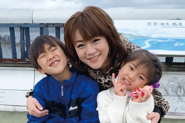 滋賀県の琵琶湖大橋へ家族でプチ旅行した時。当時、息子7歳、娘4歳(川﨑さん提供)