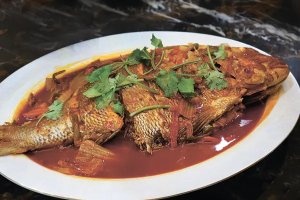 コース内容は仕入れにより変わるが、だいたい鯛など大きな魚の韓国風煮付けが登場