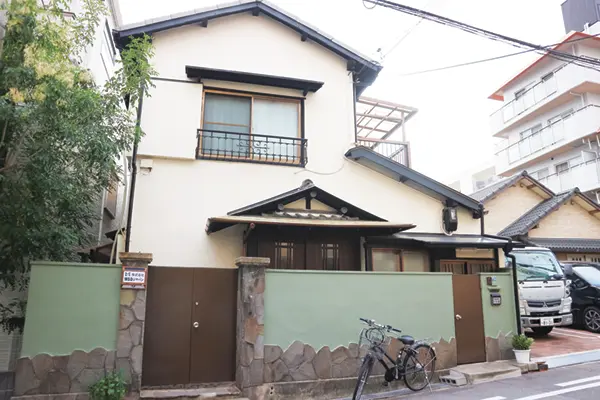 この民家で豪華コースが食べられるとは、想像つくまい