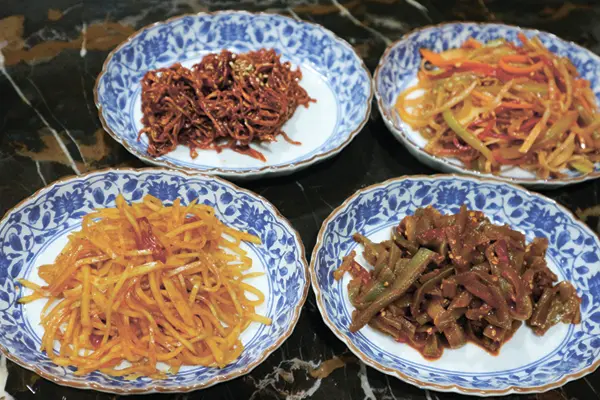 酒アテにちょうど良いキムチ、和え物などは皿数にカウントされない。つまり突き出し