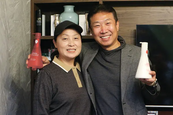 予約によっては「祥龍」「別邸」を行き来して営業。とにかく忙しい夫婦。手にしているのは林さんが開発した高級シャンプー。どれだけ手広いんだ