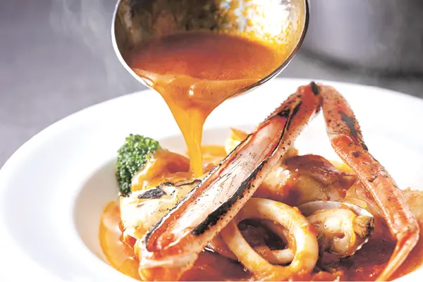 シェフ「〝渾身のひと皿〟蟹と魚介類のブイヤベース風」も食べ放題(12/23~25・1/1~3は除く)