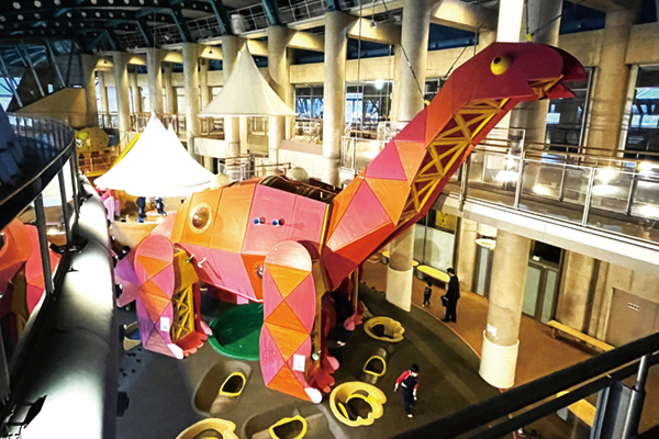 高さ約8mの大型遊具プレイザウルス