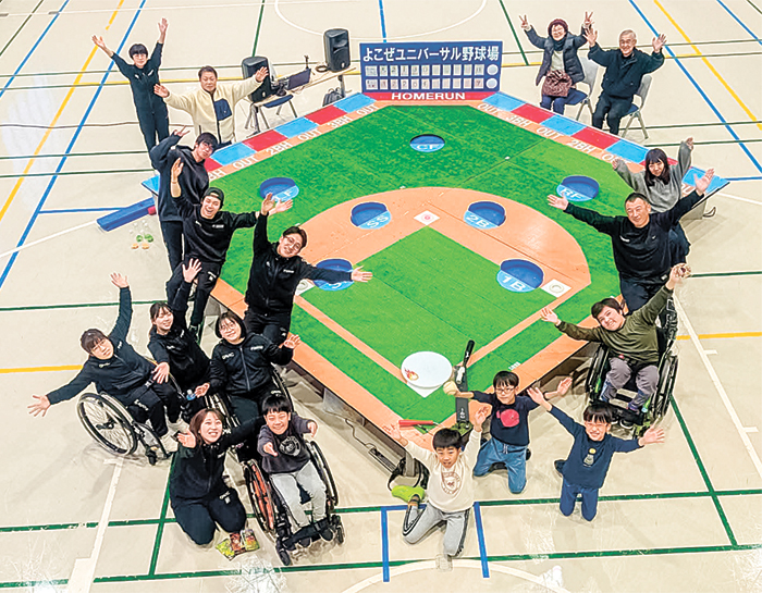 両翼5㍍の野球盤で行うユニバーサル野球。障がいや野球経験の有無、年齢、性別などに関わらず誰もが参加できる