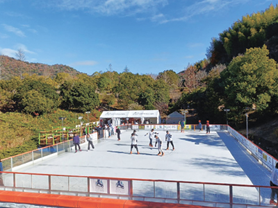 池の上に組んだステージに水を張り凍らせてリンクにした