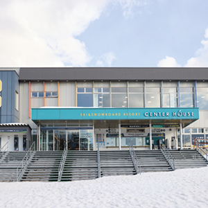 券売り場、フードコートなどが入った「センターハウス」