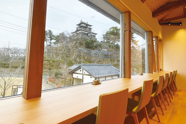 蕎麦を食べながら、目の前に丸岡城