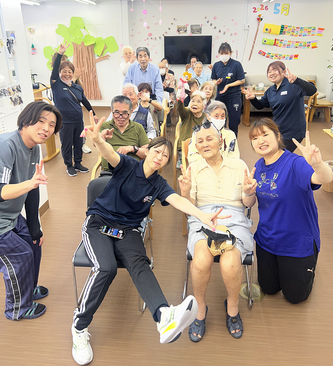 利用者と楽しむ若手スタッフたち
