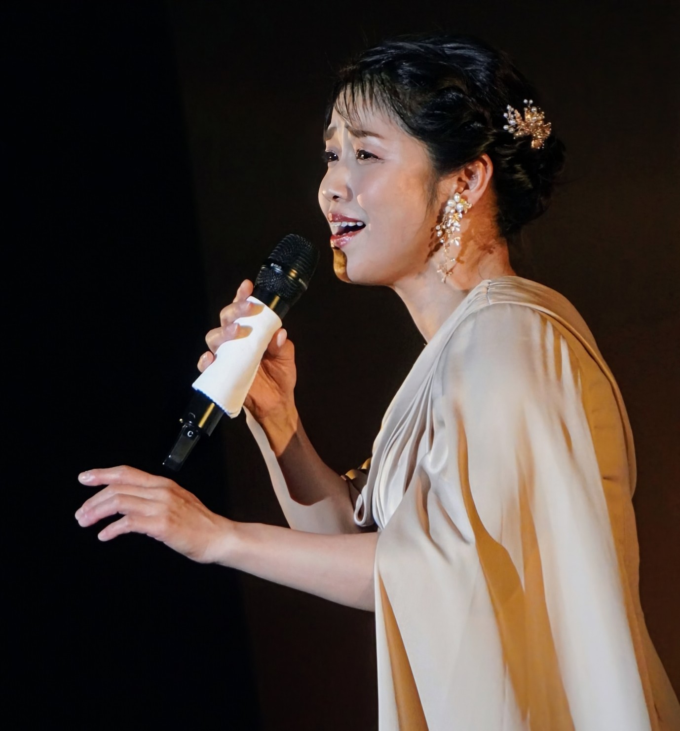 情感タップリに歌う川野